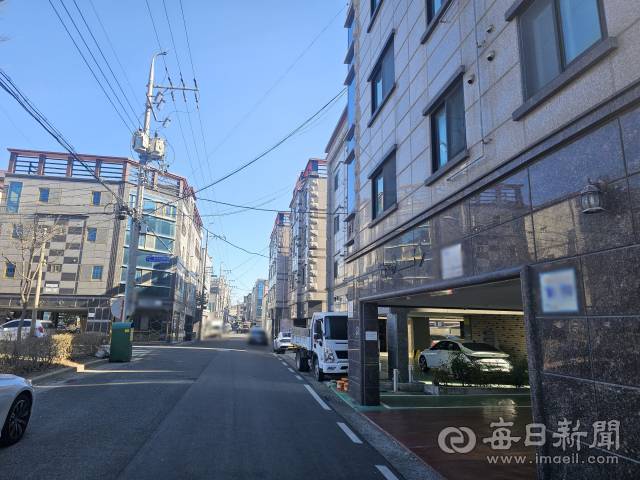 포항시 북구 양덕동의 한 원룸촌. 2차전지 기업들과 한동대학교에 인접한 이곳에는 각 원룸마다 임대 문의를 알리는 피켓들이 붙여져 있다. 신동우 기자