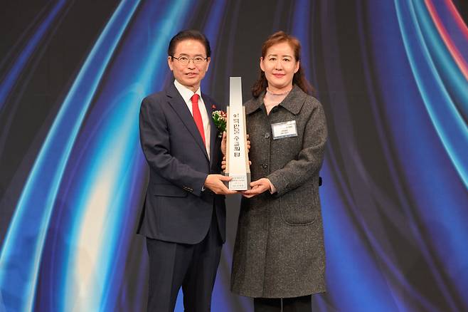 ▲ 제62회 무역의 날을 맞아 200만 달러 수출의 탑 수상한 최보경 대표.