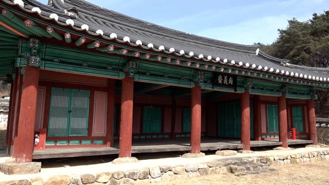 경북 문경시 산양면 위만리 건너편 옛 의산초등학교 뒤편에 고즈넉하게 자리 잡은 상의재 전경. '의를 숭상한다'는 뜻을 가진 이곳은 후손들의 강학 및 제향 공간으로, 경북도 문화재자료 제302호로 지정돼 있다. 김용국 기자