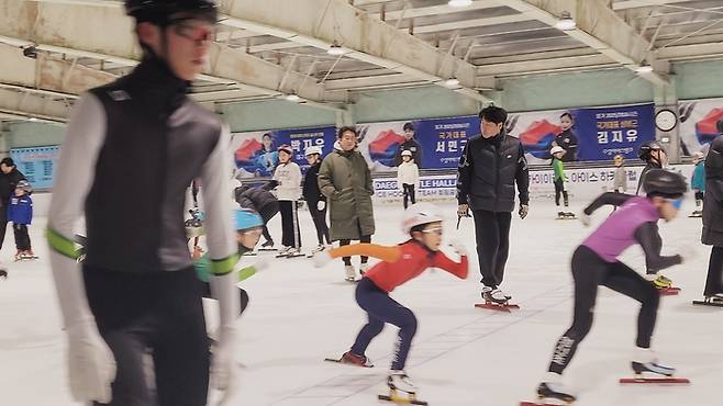 지난 19일 대구 수성구 수성아이스링크에서 대구의 A급 쇼트트랙 선수들이 훈련을 하고 있다. 사진=이효설기자