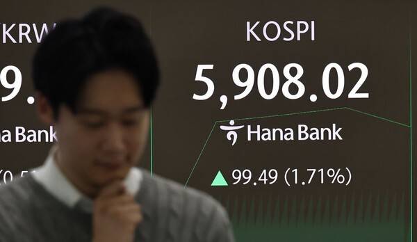23일 오전&nbsp;서울 중구 하나은행 딜링룸 현황판에&nbsp;코스피&nbsp;지수 등이 표시되고 있다. [출처= 연합]