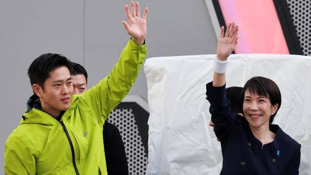 연립여당인 요시무라 히로후미 일본유신회 대표(왼쪽)와 다카이치 사나에 일본 총리 겸 자민당 대표[사진=로이터·연합뉴스]