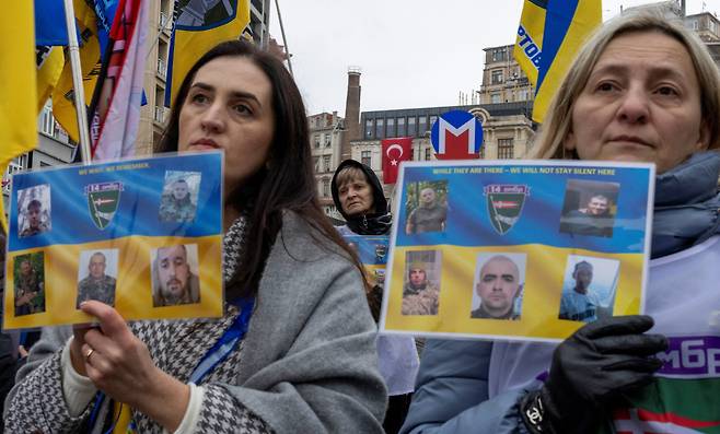 튀르키예 이스탄불에서 22일(현지시간) 우크라이나 난민들이 전쟁 발발 4주년을 이틀 앞두고 열린 집회에서 실종되거나 포로로 잡힌 군인들의 사진을 들고 이들의 석방이나 행방 파악을 위해 국제사회가 나설 것을 촉구하고 있다.(이스탄불/로이터연합뉴스)