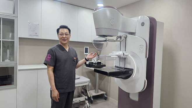 저선량 3D 유방촬영장비 GE Senographe Pristina에 대해 설명하고 있는 박성문 원장