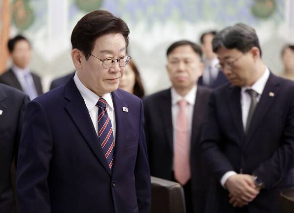 이재명 대통령이 12일 청와대에서 열린 수석보좌관회의에 입장하고 있다. 2026.2.12 [청와대통신사진기자단]