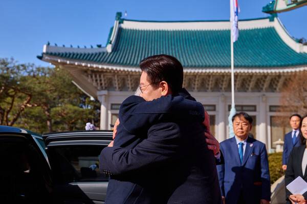 이재명 대통령이 23일 청와대에서 국빈 방한한 루이스 이나시우 룰라 다시우바 브라질 대통령을&nbsp;포옹하며 맞이하고 있다. 2026.2.23 [청와대 제공] 연합뉴스