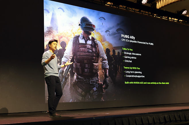 지난 2025년 1월 CES 2025 현장에서 CPC가 적용된 '펍지 엘라이'를 소개 중인 이강욱 CAIO(당시 딥러닝본부장, 제공=크래프톤).