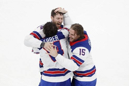 극적으로 캐나다를 누르고 남자 아이스하키 금메달을 차지한 미국 대표팀 선수들이 서로 얼싸안으며 기뻐하고 있다. 사진=AFPBBNews