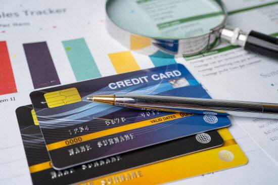 은행권 대출 문턱이 높아지면서 카드론 잔액이 한 달 만에 증가세로 전환했다.(사진=게티이미지뱅크)