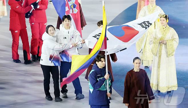 대한민국 쇼트트랙 대표팀의 최민정과 황대헌(오른쪽)이 22일 오후(현지시간) 이탈리아 베로나 아레나에서 열린 2026 밀라노·코르티나담페초 동계올림픽대회 폐회식에 기수로 참석하고 있다. 2026.2.23 ⓒ 뉴스1 김진환 기자