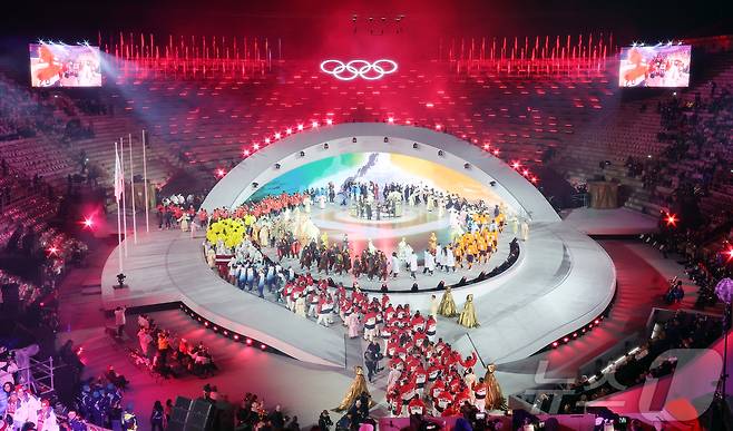 22일 오후(현지시간) 이탈리아 베로나 아레나에서 열린 2026 밀라노·코르티나담페초 동계올림픽대회 폐회식에 각국 선수들이 참석하고 있다. 2026.2.23 ⓒ 뉴스1 김진환 기자