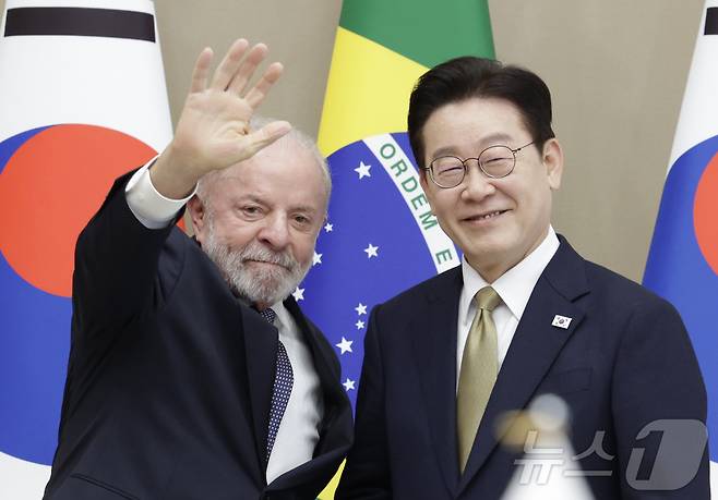 이재명 대통령과 브라질 루이스 이나시우 룰라 다 시우바 대통령이 23일 청와대에서 한-브라질 확대 정상회담 기념촬영을 하고 있다. 2026.2.23 ⓒ 뉴스1 이재명 기자