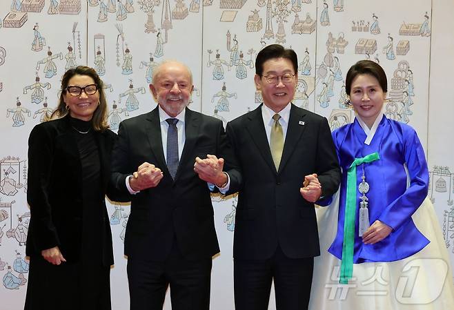 이재명 대통령과 김혜경 여사가 23일 청와대에서 국빈 방한한 브라질 루이스 이나시우 룰라 다 시우바 대통령, 부인 잔자 룰라 다 시우바 여사와 기념촬영을 하고 있다. 2026.2.23 ⓒ 뉴스1 이재명 기자