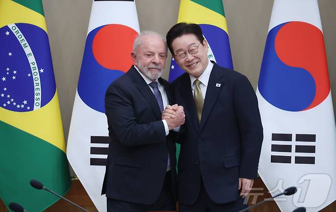 이재명 대통령과 브라질 루이스 이나시우 룰라 다 시우바 대통령이 23일 청와대에서 한-브라질 확대 정상회담 기념촬영을 하고 있다. 2026.2.23 ⓒ 뉴스1 이재명 기자