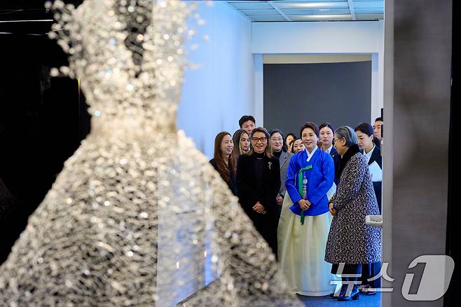 김혜경 여사와 루이스 이나시우 룰라 다시우바 브라질 대통령 부인 호잔젤라 다시우바 여사가 23일 서울 종로구 서울공예박물관에서 '장인, 세상을 이롭게 하다' 주제로 열린 전시를 관람하고 있다. (청와대 제공. 재판매 및 DB 금지) 2026.2.23 ⓒ 뉴스1 이재명 기자