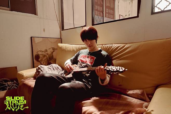 '슬라이드 스트럼 뮤트' 스틸 컷