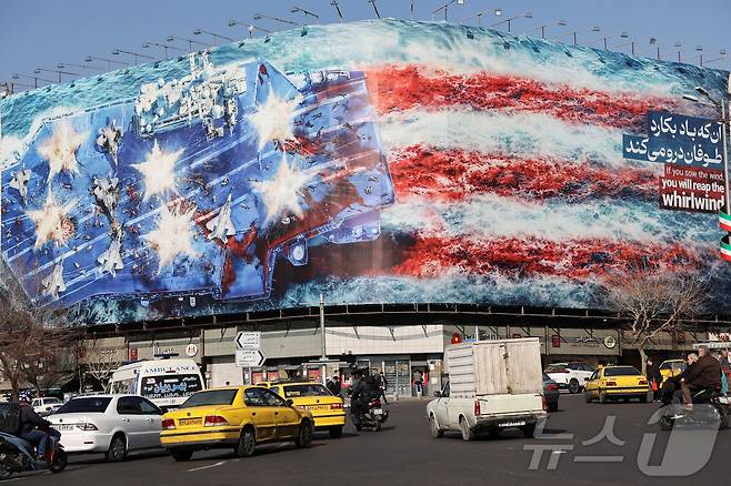 17일(현지시간) 이란 테헤란의 한 거리에서 사람들이 반미 광고판 앞을 지나가고 있다. 2026.02.17. ⓒ 로이터=뉴스1 ⓒ News1 이정환 기자