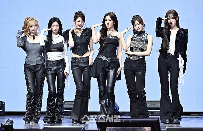 아이브(IVE)가 23일 서울 광진구 예스24 라이브홀에서 열린 정규 2집 앨범 ‘리바이브 플러스(REVIVE+) 발매 기념 미디어 쇼케이스에서 취재진을 향해 포즈를 취하고 있다. 왼쪽부터 레이, 가을, 장원영, 안유진, 이서, 리즈. 2026. 2. 23.  박진업 기자 upandup@sportsseoul.com