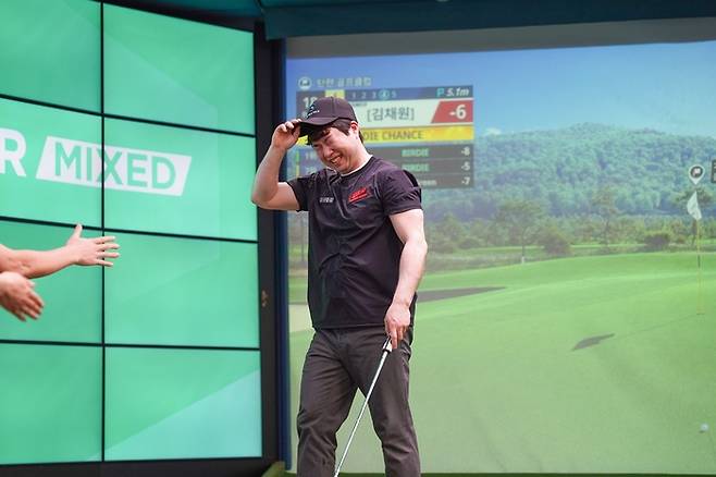 순범준이 21일 골프존 조이마루에서 열린 3H GTOUR MIXED 2차대회에서 챔피언 퍼트를 버디로 장식한 뒤 환하게 웃고 있다. 사진 | 골프존