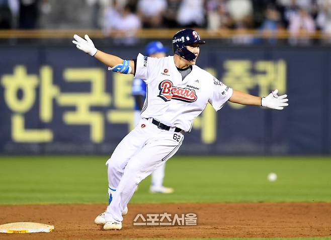 두산 안재석이 28일 잠실구장에서 열린 2025 KBO리그 삼성과 경기 연장 10회말 2사 1-2루 상황에서 삼성 투수 김재윤을 상대로 끝내기 1타점 2루타를 친 뒤 기뻐하고 있다. 잠실 | 박진업 기자 upandup@sportsseoul.com