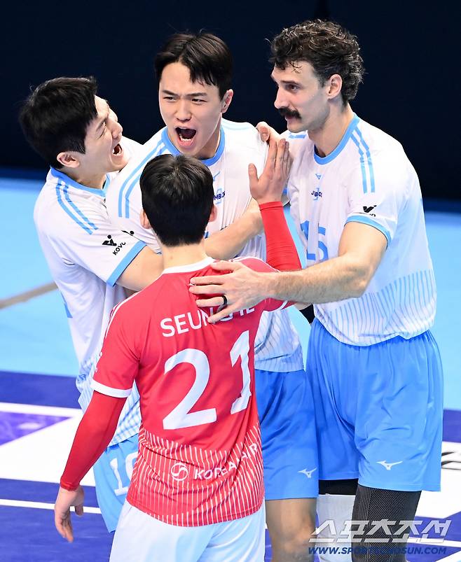 22일 인천 계양체육관에서 열린 V리그 남자부 대한항공과 현대캐피탈의 경기, 대한항공 임동혁의 득점에 함께 기뻐하는 정지석, 러셀, 강승일의 모습. 인천=허상욱 기자wook@sportschosun.com/2026.02.22/