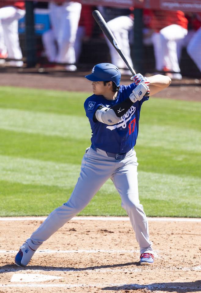 오타니 쇼헤이는 타격시 오른쪽 발은 지면에 댄 채 거의 움직이지 않고 방망이를 돌린다. 스펜서 존스가 이 타격폼을 따라하고 있는 것이다. Imagn Images연합뉴스