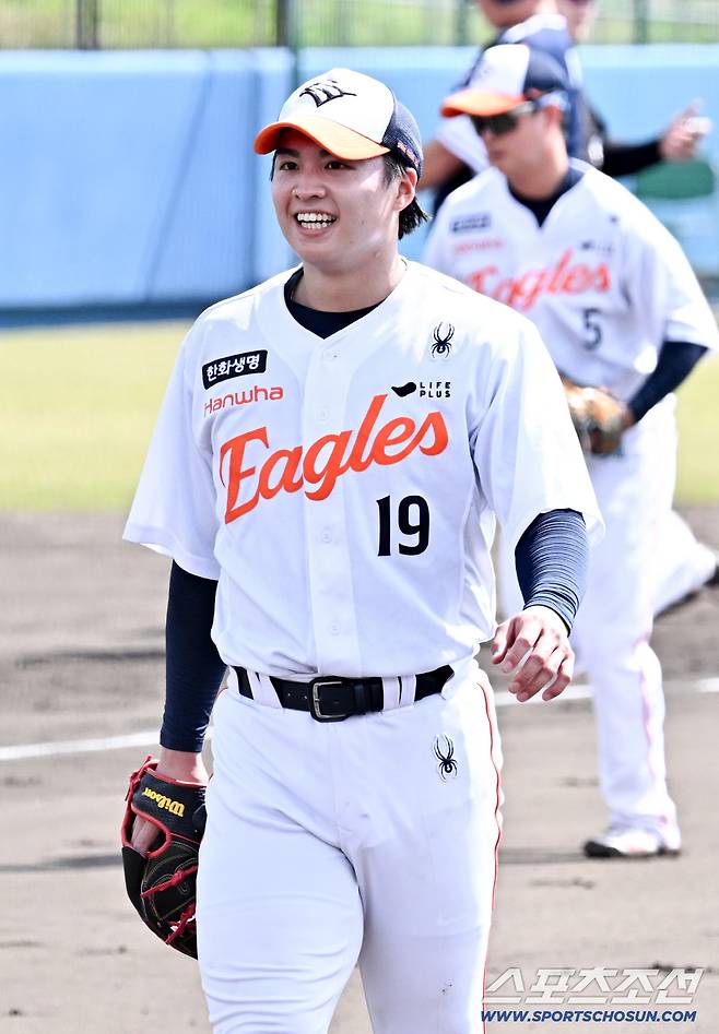 한화 왕옌청이 대표팀 류현진과 선발 맞대결에서 2이닝 무실점 인상적인 피칭을 펼쳤다.