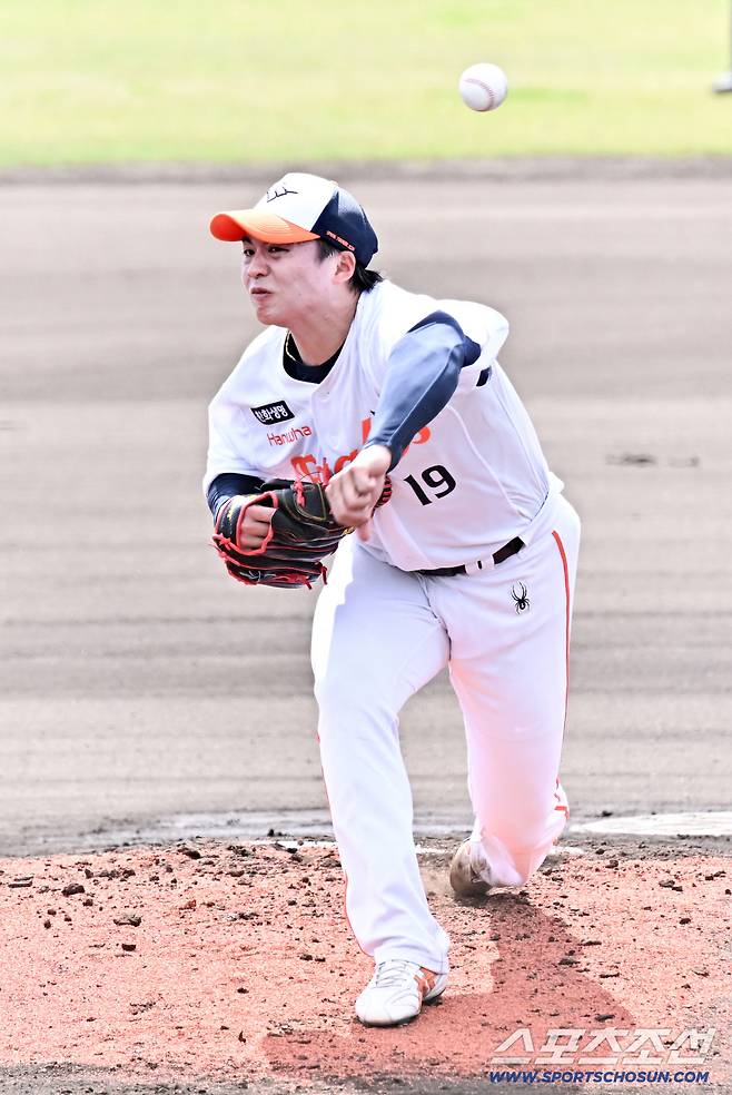 한국 대표팀 타자를 상대로 한화 왕옌청은 최고 149km 직구를 앞세워 무실점 호투를 펼쳤다. 오키나와(일본)=박재만 기자 pjm@sportschosun.com