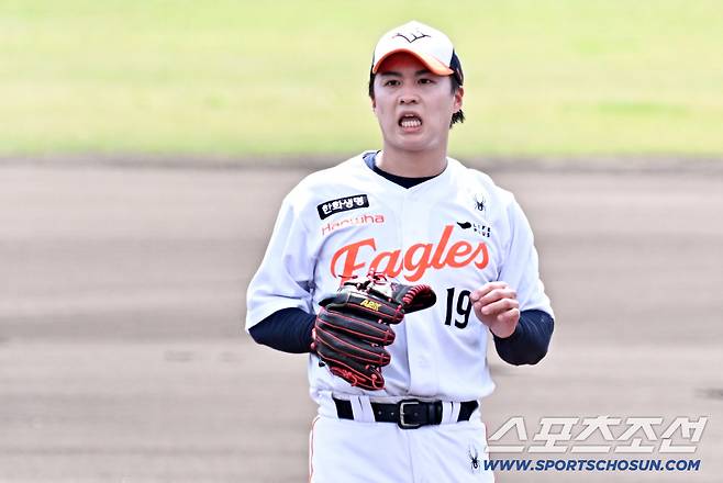 긴장했던 1회 표정.