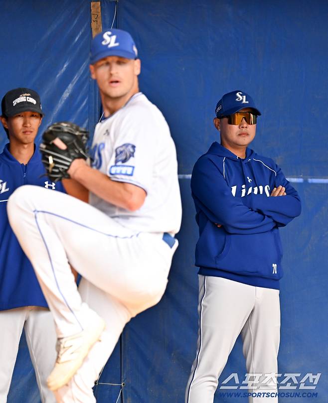 20일 일본 오키나와 온나손 아카마 구장에서 열린 대한민국 야구 대표팀과 삼성 라이온즈의 평가전, 맷 매닝이 불펜 피칭을 박진만 감독이 지켜보고 있다. 오키나와(일본)=박재만 기자 pjm@sportschosun.com./2026.02.20/