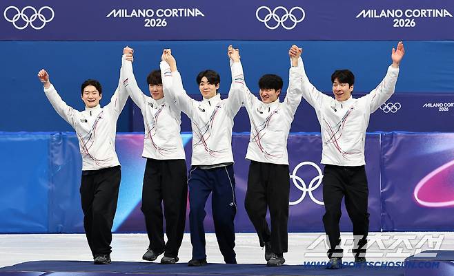 20일(현지시간) 이탈리아 밀라노 아이스스케이팅 아레나에서 열린 2026 밀라노·코르티나담페초 동계올림픽 쇼트트랙 남자 5,000m 계주 결승에서 은메달을 획득한 신동민(왼쪽부터), 임종언, 이준서, 이정민, 황대헌이 시상식에서 시상대에 오르고 기뻐하고 있다. 밀라노(이탈리아)=송정헌 기자songs@sportschosun.com/2026.02.21/
