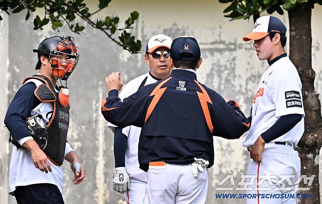 문동주를 유독 아끼는 양상문 코치와 포수 최재훈.
