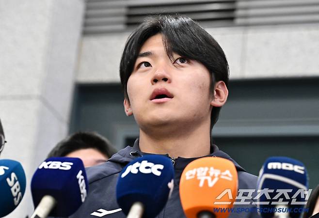 20일 오후 야구국가대표팀 선수들이 인천공항 제1터미널을 통해 귀국했다. 인터뷰 하고 있는 김도영. 인천공항=송정헌 기자songs@sportschosun.com/2026.01.20/