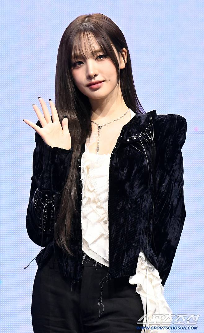 그룹 아이브(IVE) 리즈가 23일 예스24 라이브홀에서 열린 정규 2집 '리바이브 플러스(REVIVE+) 발매기념 쇼케이스에 참석해 포토타임을 갖고 있다. 허상욱 기자wook@sportschosun.com/2026.02.23/