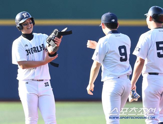 경남고 시절 청룡기 무대에 나선 노시환(왼쪽)의 웃음. 스포츠조선DB