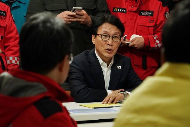 김민석 국무총리는 23일 야간 산불 진화가 진행 중인 경남 함양군 현장을 찾아 총력 대응을 주문했다. /총리실