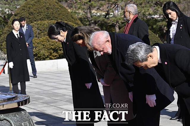 룰라 대통령과 부인 호잔젤라 다시우바 여사가 23일 참배를 하고 있다.