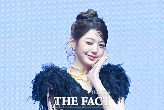 그룹 아이브의 장원영이 23일 오후 서울 광진구 예스24 라이브홀에서 열린 정규 2집 ‘REVIVE+(리바이브 플러스)’ 발매 기념 미디어 쇼케이스에 참석해 포즈를 취하고 있다. /서예원 기자