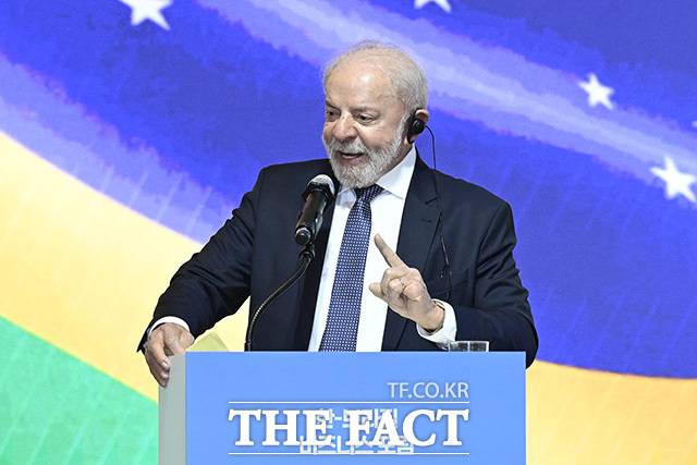 국빈 방한 중인 루이스 이나시우 룰라 다시우바 브라질 대통령이 23일 오후 서울 중구 롯데호텔서울 크리스탈볼룸에서 열린 '한-브라질 비지니스 포럼'에 참석해 발언하고 있다. /송호영 기자