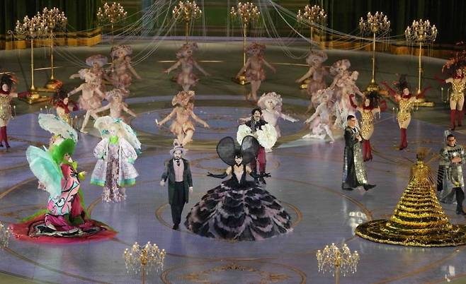 이탈리아 오페라 작품 속 주인공들이 23일(한국시간) 이탈리아 '아레나 디 베로나'에서 열린 2026 밀라노·코르티나 동계올림픽 폐회식에서 화려한 무대를 선보이고 있다.   [사진 제공= 신화연합뉴스]