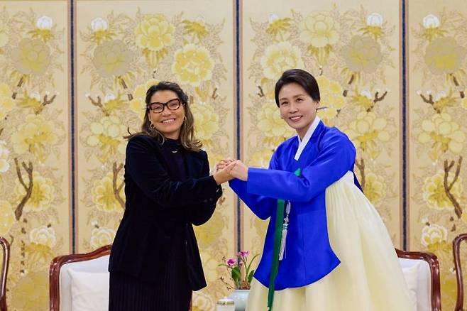 김혜경 여사가 23일 청와대에서 루이스 이나시우 룰라 다시우바 브라질 대통령과 함께 국빈 방한한 호잔젤라 여사와 환담 전 기념촬영을 하고 있다. 연합뉴스