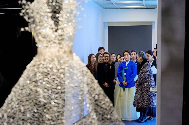 김혜경 여사와 호잔젤라 다시우바 브라질 영부인이 23일 서울 종로구 서울공예박물관에서 전시물을 관람하고 있다. 연합뉴스