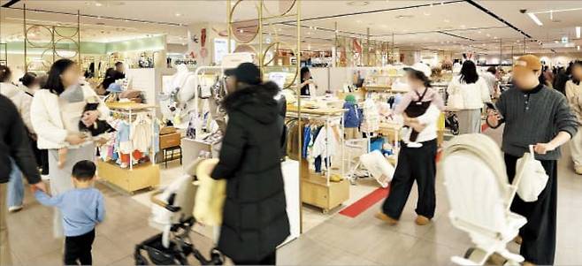 신세계백화점 19일 서울 중구 신세계백화점 본점 7층 아동층을 찾은 고객들이 매장을 둘러보고 있다.