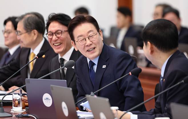 이재명 대통령(오른쪽에서 두번째)은 최근 주택 시장 매물을 늘리기 위해 다주택자를 강도 높게 압박하고 있다. 사진은 지난 2월 10일 청와대 국무회의 모습./뉴스1