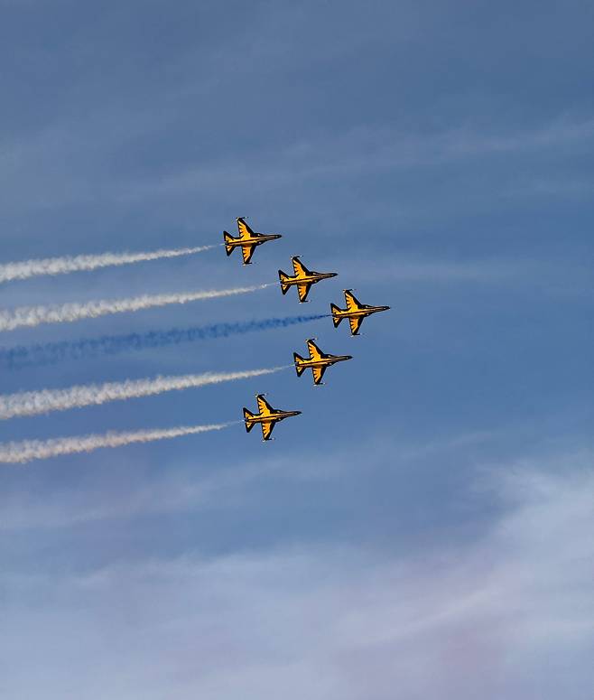 공군 특수비행팀 블랙이글스가 지난 9일(현지 시각) 사우디아라비아 수도 리야드에서 열리린 '2026 국제방산전시회(WDS 2026)'에서 에어쇼를 펼치고 있다./한국방위산업진흥회