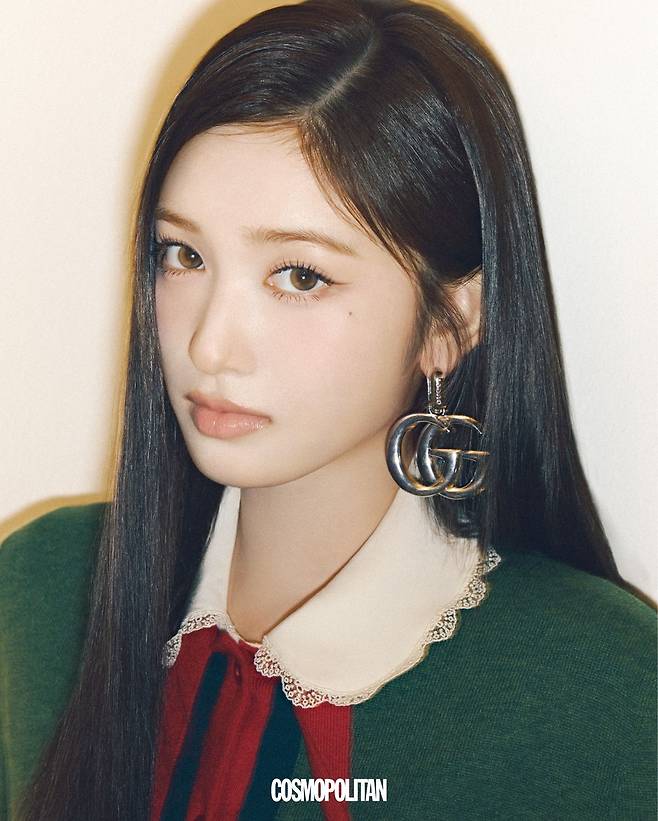 카디건, 셔츠, 귀고리 모두 가격미정 Gucci.