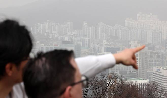 서울 남산에서 아파트 단지가 내려다 보이고 있다. 2026.02.22 뉴시스