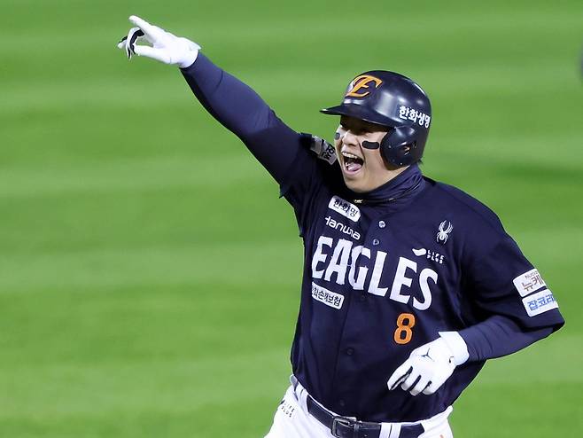 노시환(한화)이 지난해 10월 27일 열린 LG와의 2025시즌 프로야구 한국시리즈 2차전에서 홈런을 친 뒤 세리머니를 하고 있는 모습. 뉴시스