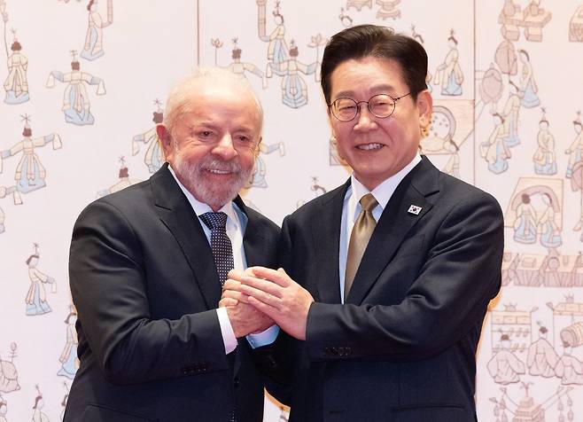 이재명 대통령과 브라질 루이스 이나시우 룰라 다 시우바 대통령이 23일 청와대에서 정상회담에 앞서 기념촬영을 하고 있다. 2026.02.23. 서울=뉴시스