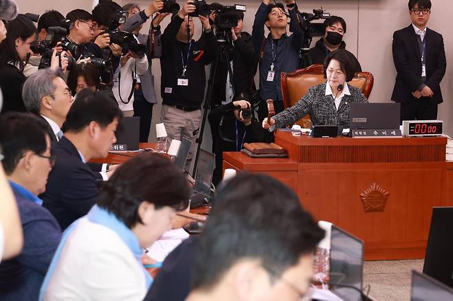 [서울=뉴시스]추미애 국회 법사위원장이 23일 서울 여의도 국회에서 열린 법제사법위원회 전체회의를 주재하고 있다. 2026.02.23.